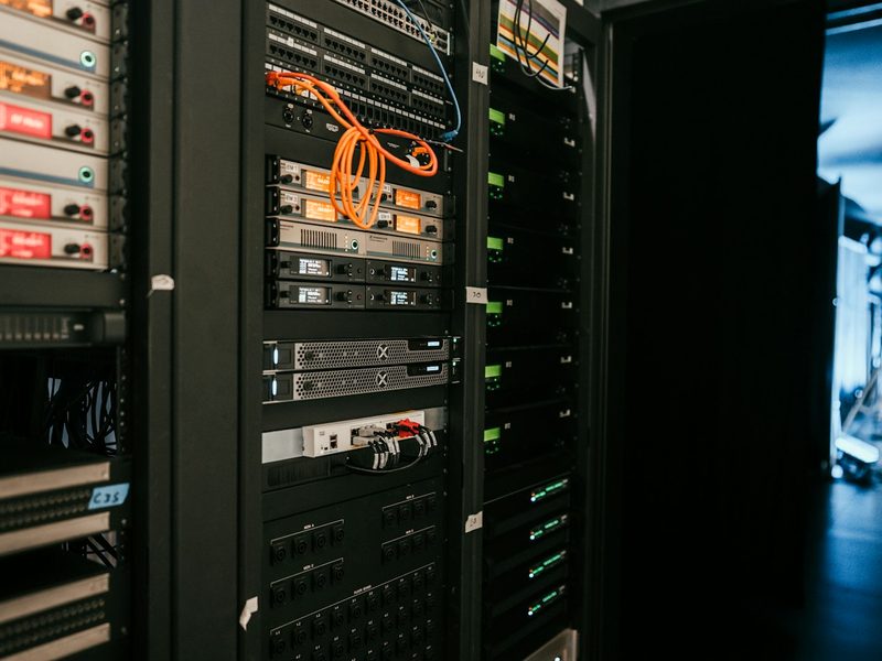Rack e patch panel — imagem ilustrativa